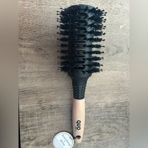 Black and Tan Hair Round Brush